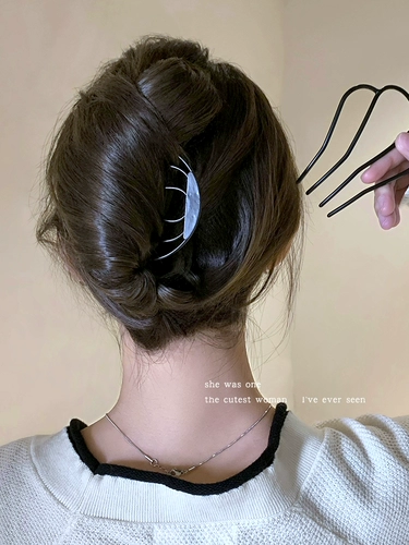 Волосы с волосами расчесывали карточку с волосами