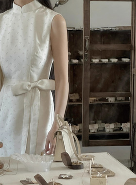 Ti提提 眷眷 白色植绒蝴蝶结长款无袖改良旗袍气质优雅连衣裙长裙