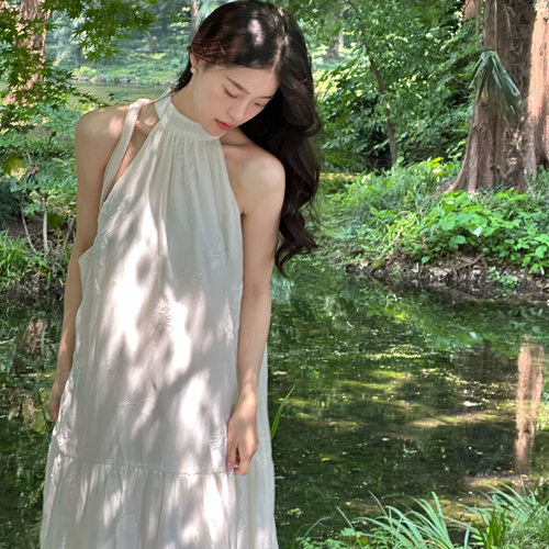 Ti提提  乐知 天丝混纺植绒小花白色挂脖连衣裙