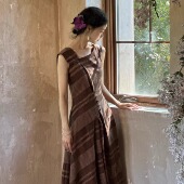 Ti提提&若葉 石竹 敏升薯莨染工艺复古格纹解构感羊毛斜肩连衣裙