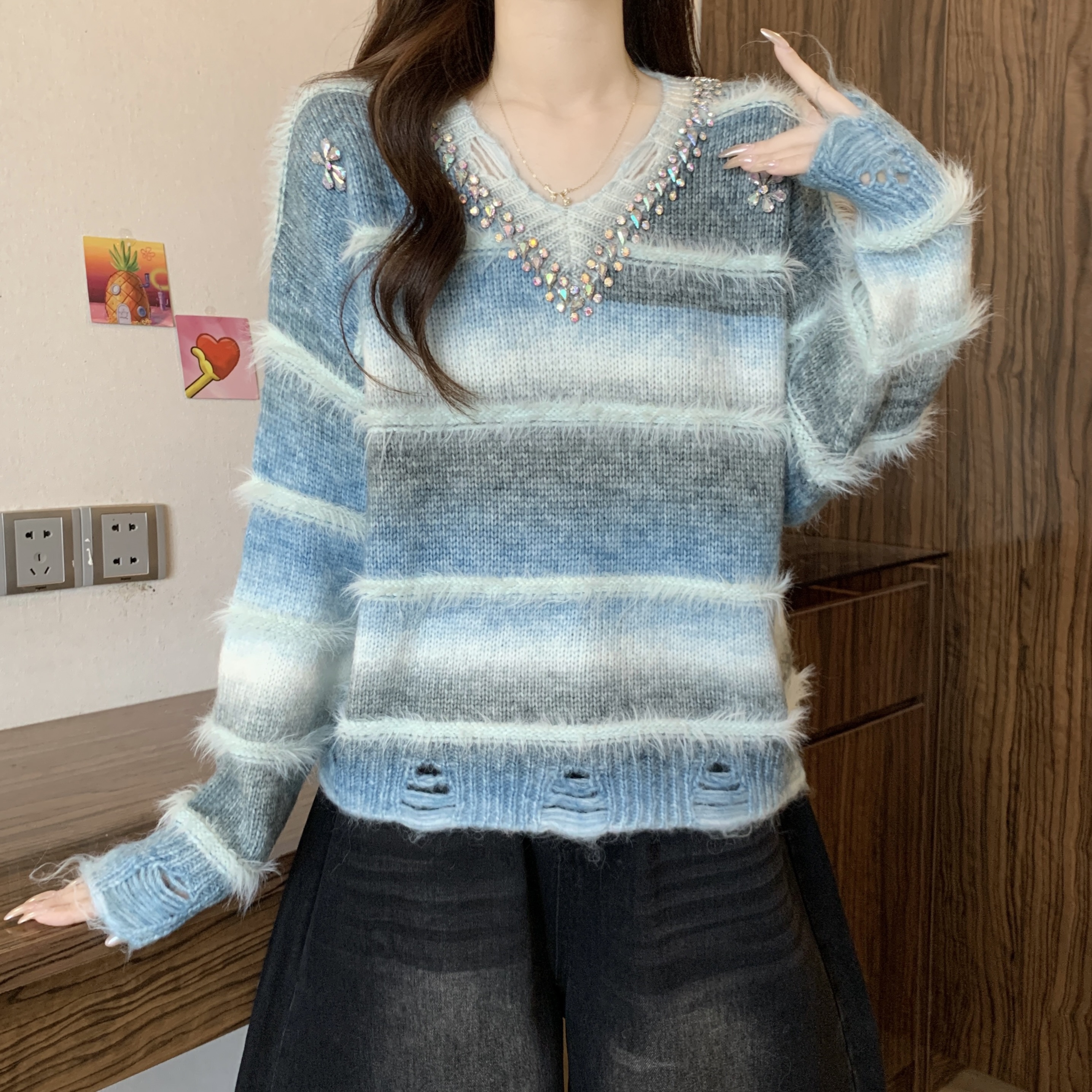 渐变色重工镶钻V领毛衣女秋冬新款胖MM慵懒显瘦气质减龄别致上衣,女装大码女装,衣嘉衣服饰 渐变色重工镶钻V领毛衣女秋冬新款胖MM慵懒显瘦气质减龄别致上衣,女装大码女装,衣嘉衣服饰