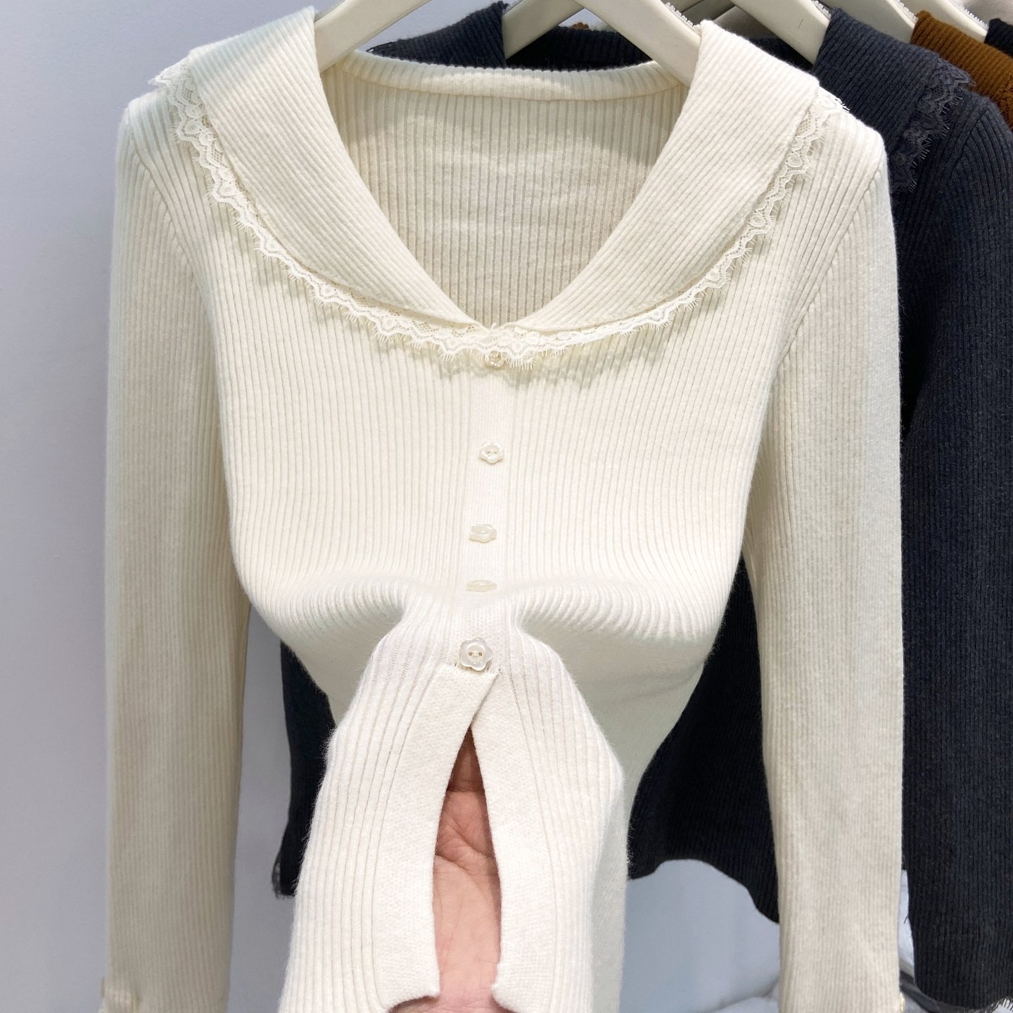 法式蕾丝边拼接娃娃领纽扣针织衫女冬季新款修身显瘦气质绝美上衣