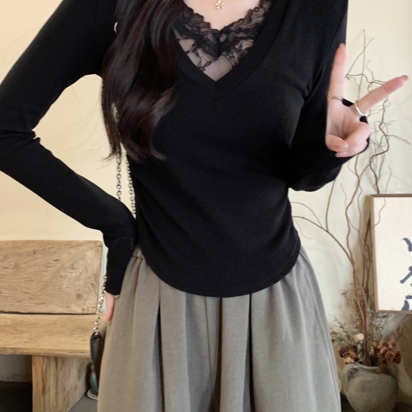 辣妹蕾丝V领磨毛薄绒打底衫女冬季新款褶皱收腰显瘦内搭绝美上衣，女装T恤，衣嘉衣服饰