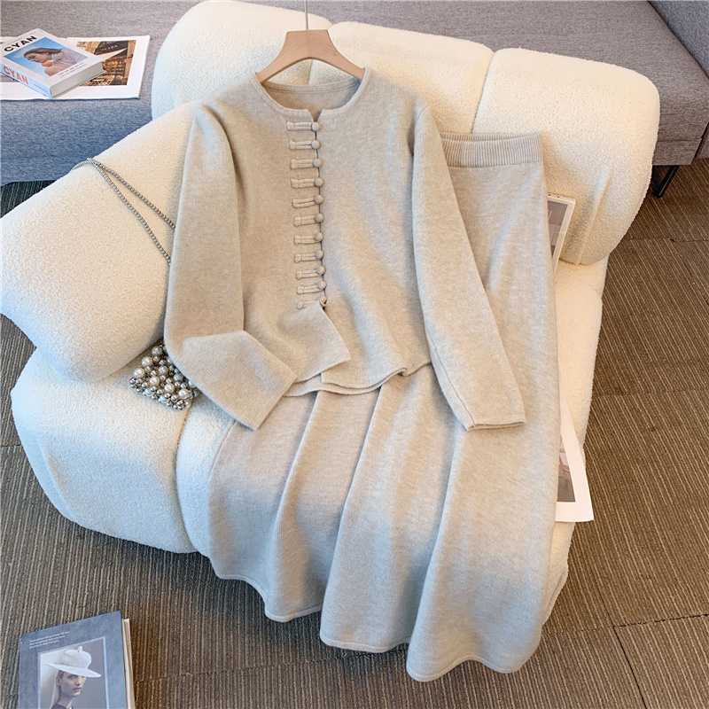 米白色新中式两件套装大码女秋装2025新款风针织开衫上衣半身裙,女装大码女装,衣嘉衣服饰 米白色新中式两件套装大码女秋装2025新款风针织开衫上衣半身裙,女装大码女装,衣嘉衣服饰