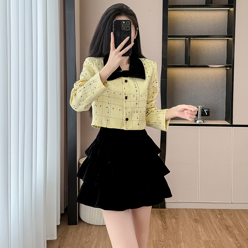 ：2025新款法式气质黄色小香风短外套两件套高级感丝绒，女装套装/套裙，衣嘉衣服饰