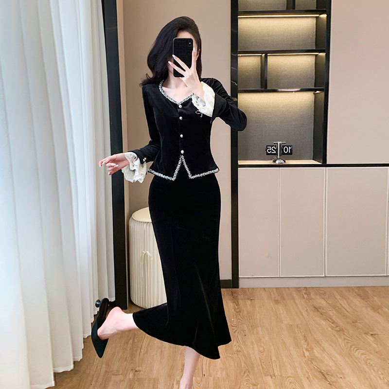秋冬新款方领钉珠重工花边上衣胸针鱼尾半身裙两件套，女装套装/套裙，衣嘉衣服饰