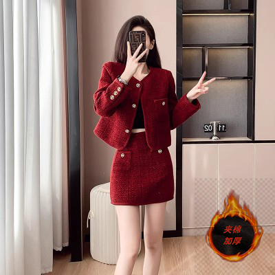 2025秋冬新款气质小香风红色套装盐系时尚短款外套半身裙两件套女，女装套装/套裙，衣嘉衣服饰