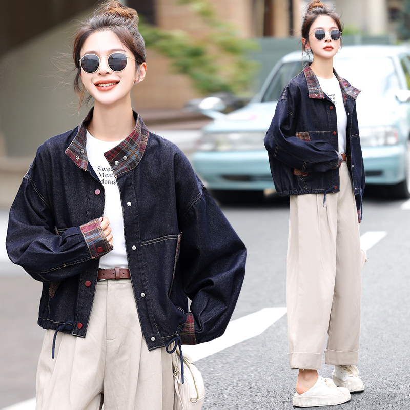 复古格子拼接翻领长袖牛仔外套女秋季2025宽松单排扣夹克上衣,女装短外套,衣嘉衣服饰 复古格子拼接翻领长袖牛仔外套女秋季2025宽松单排扣夹克上衣,女装短外套,衣嘉衣服饰