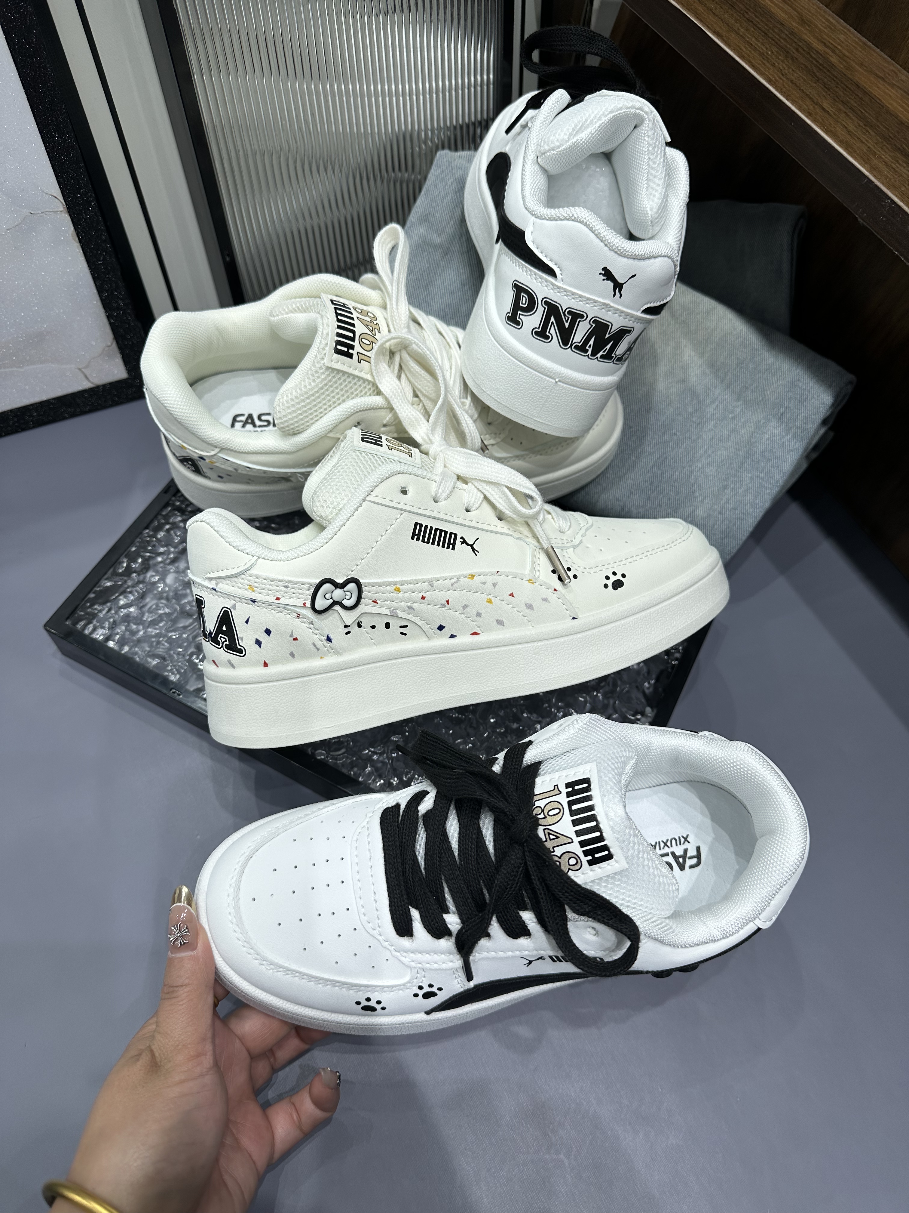 超火板鞋女配裙子新款百搭休闲小白鞋子面包鞋板鞋皮面压花面包鞋
