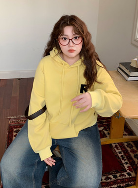 YUZI鱼子牛奶丝连帽卫衣特大码女装简约黄色字母刺绣插袋秋冬胖mm