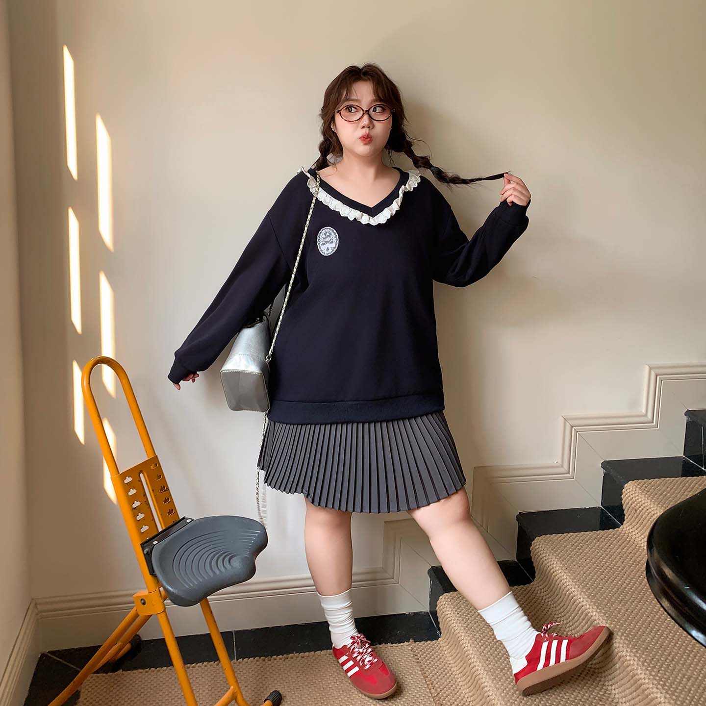 YUZI鱼子V领花边藏蓝色卫衣大码