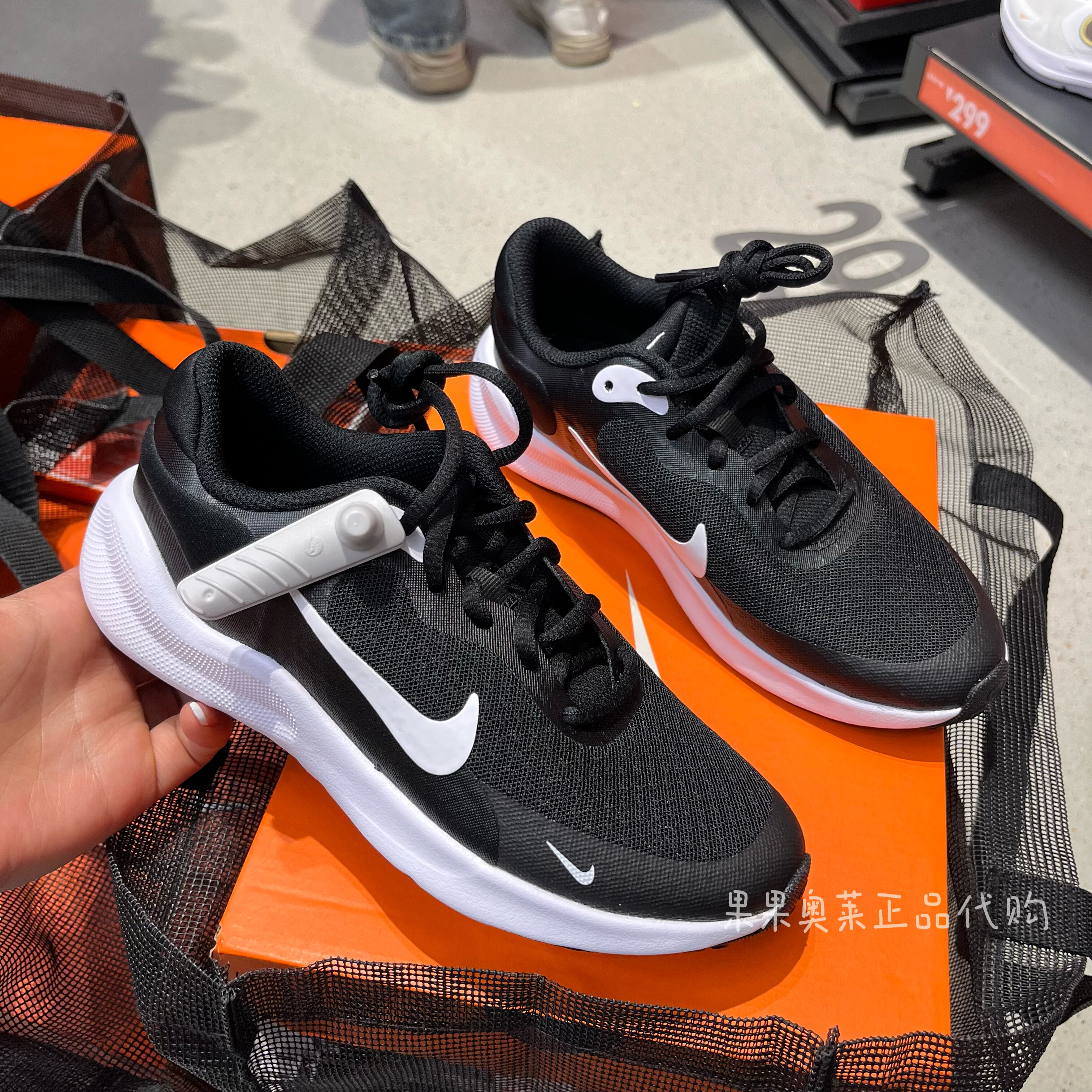 Nike/耐克REVOLUTION 7中大童缓震运动休闲鞋FB7689-003 - 实物图