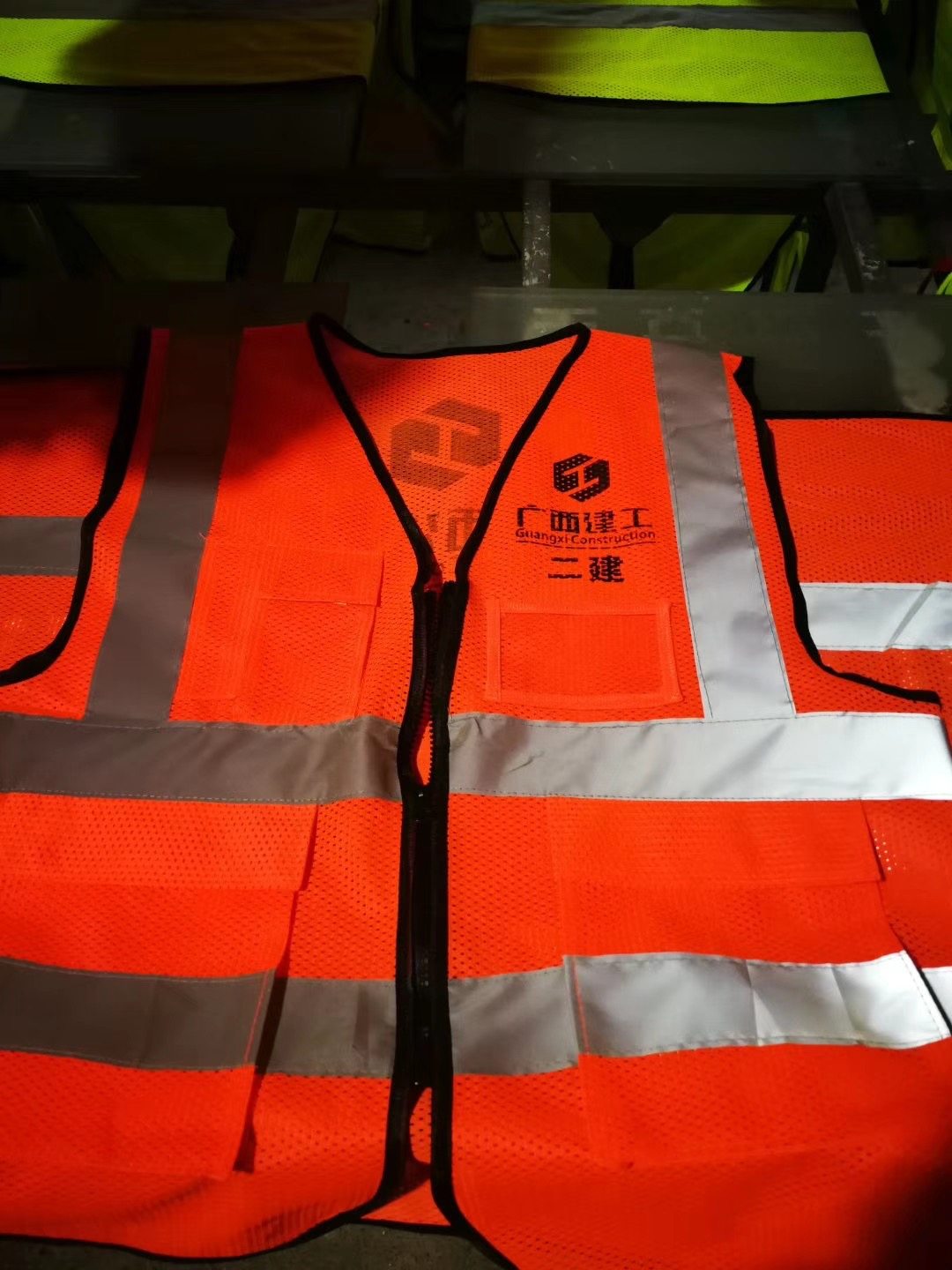 广西建工工地反光马甲定制网状工作服一建二建三建安全帽头盔帽子