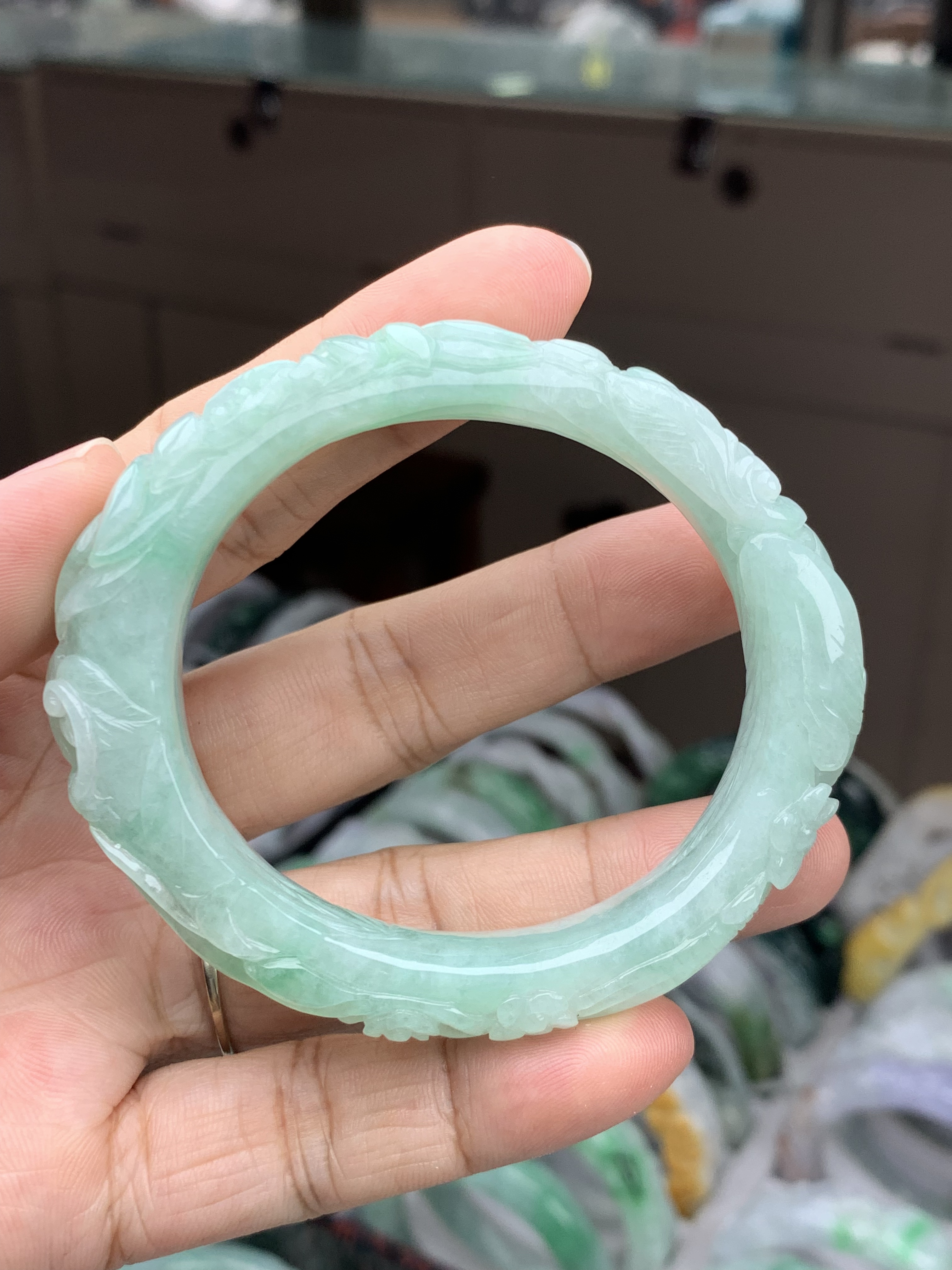 缅甸翡翠手镯 冰果绿蝶恋花 53.4/48.5/12