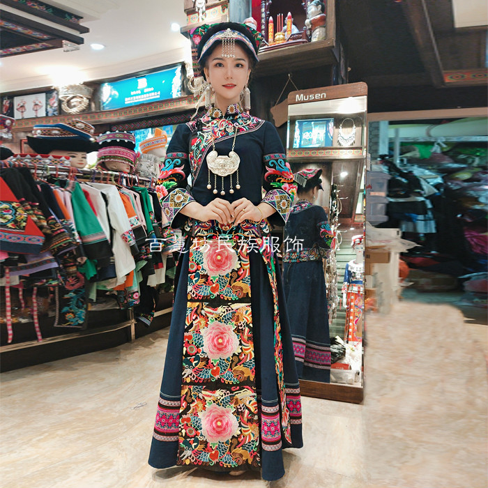 原创刺绣腊染土家族服饰