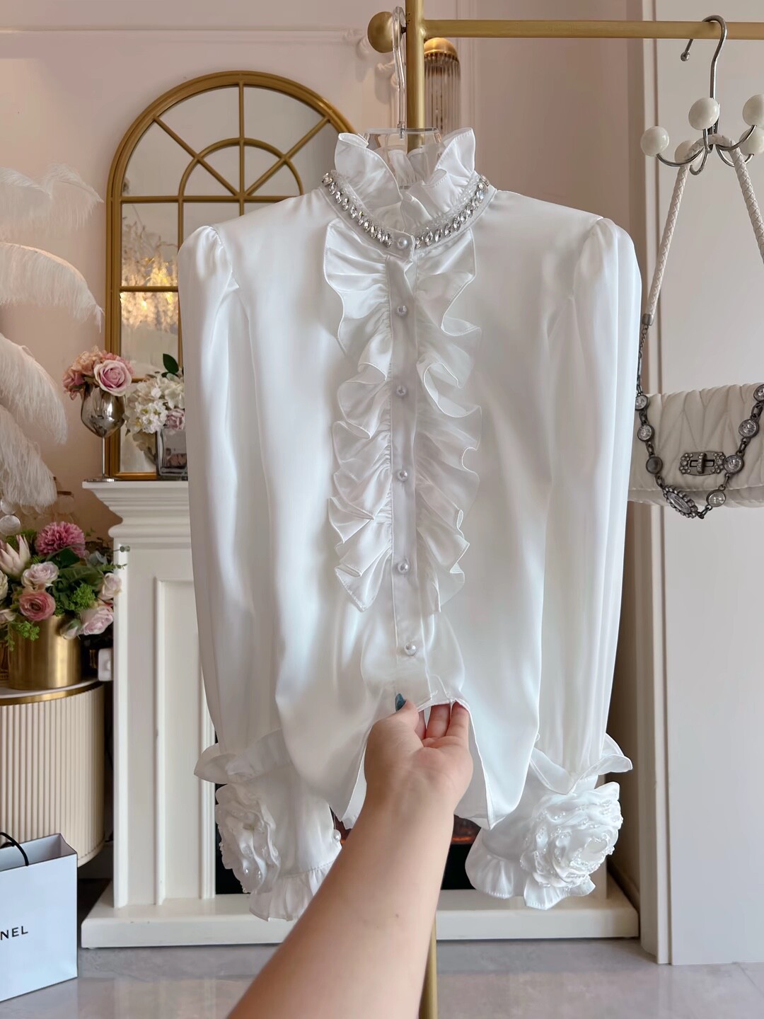 甜美宽松荷叶边白色衬衣女2025年秋冬宽松立体花瓣镶钻长袖雪纺衫