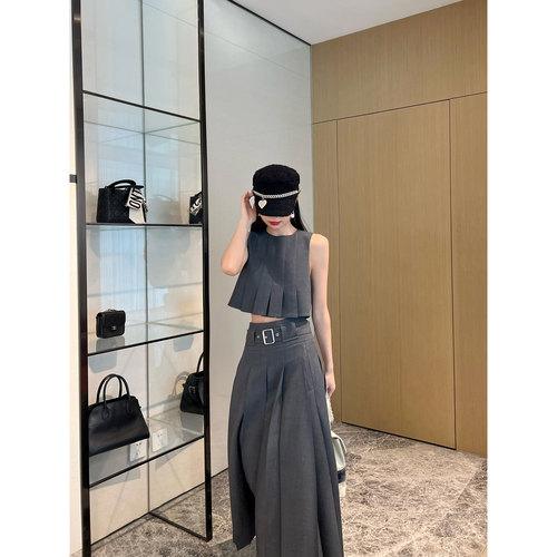 NancyCavally律动压褶马甲套装