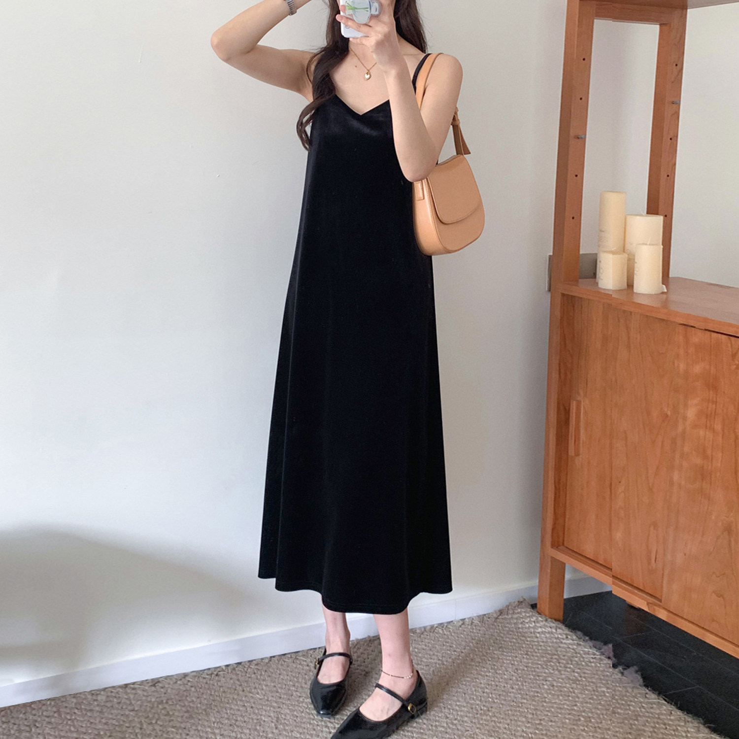 金丝绒V领吊带连衣裙2026春秋复古黑色a字无袖单穿外搭打底长裙女