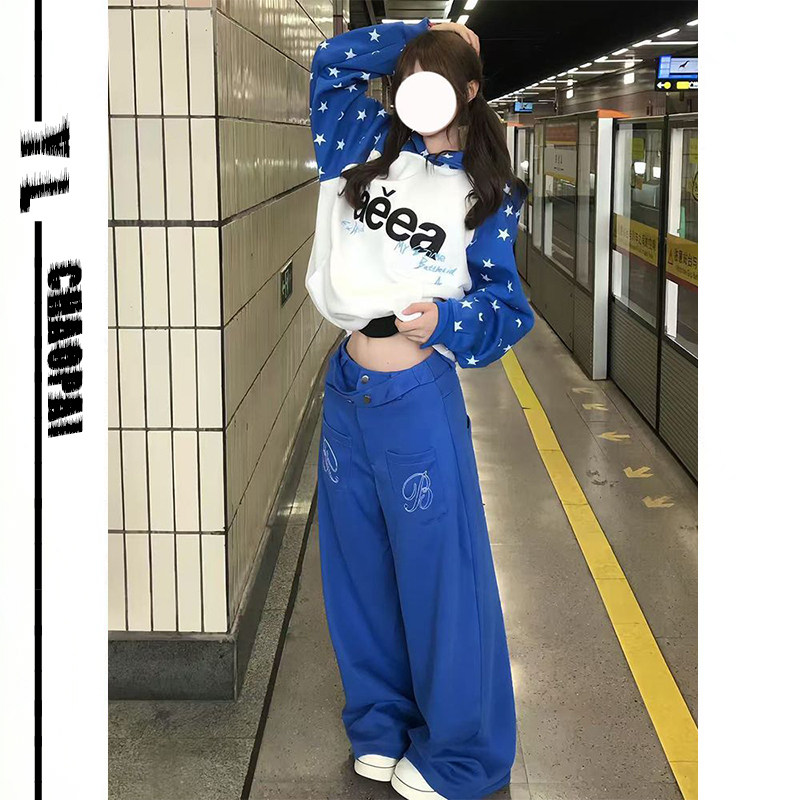 星星印花撞色连帽卫衣弯刀牛仔裤