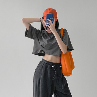 工装裤配什么上衣服女搭配牛仔阔腿裤的嘻哈高腰爵士短款露脐t恤