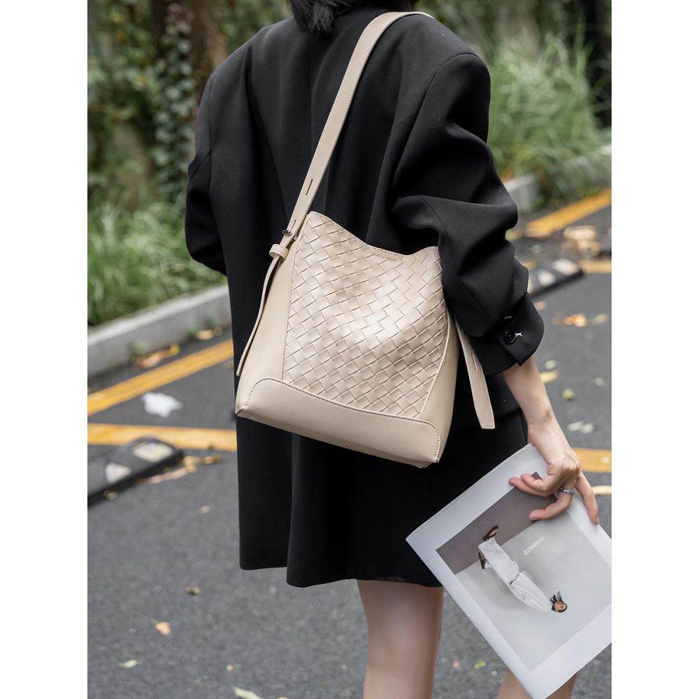 2025新款头层牛皮真皮女包时尚百搭水桶包大容量包包单肩斜挎包,箱包皮具/热销女包/男包,水桶包,淘宝优惠券,粉丝福利购,淘宝优惠卷