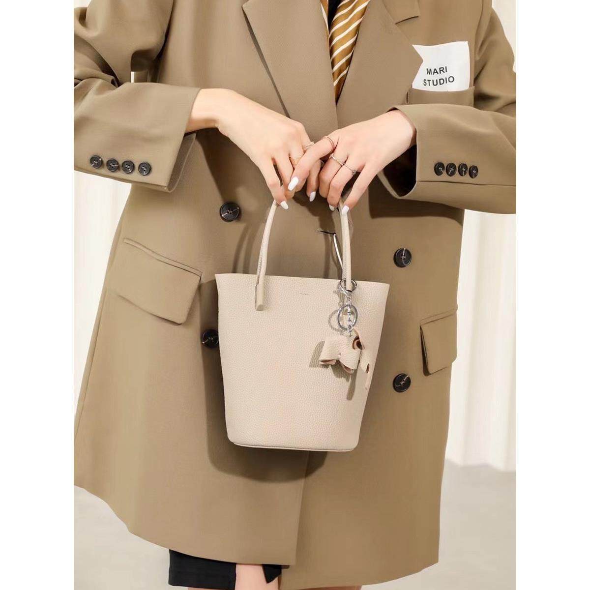 2025小众女包新款牛皮手提真皮水桶包单肩包斜挎高级质感百搭包包,箱包皮具/热销女包/男包,水桶包,淘宝优惠券,粉丝福利购,淘宝优惠卷