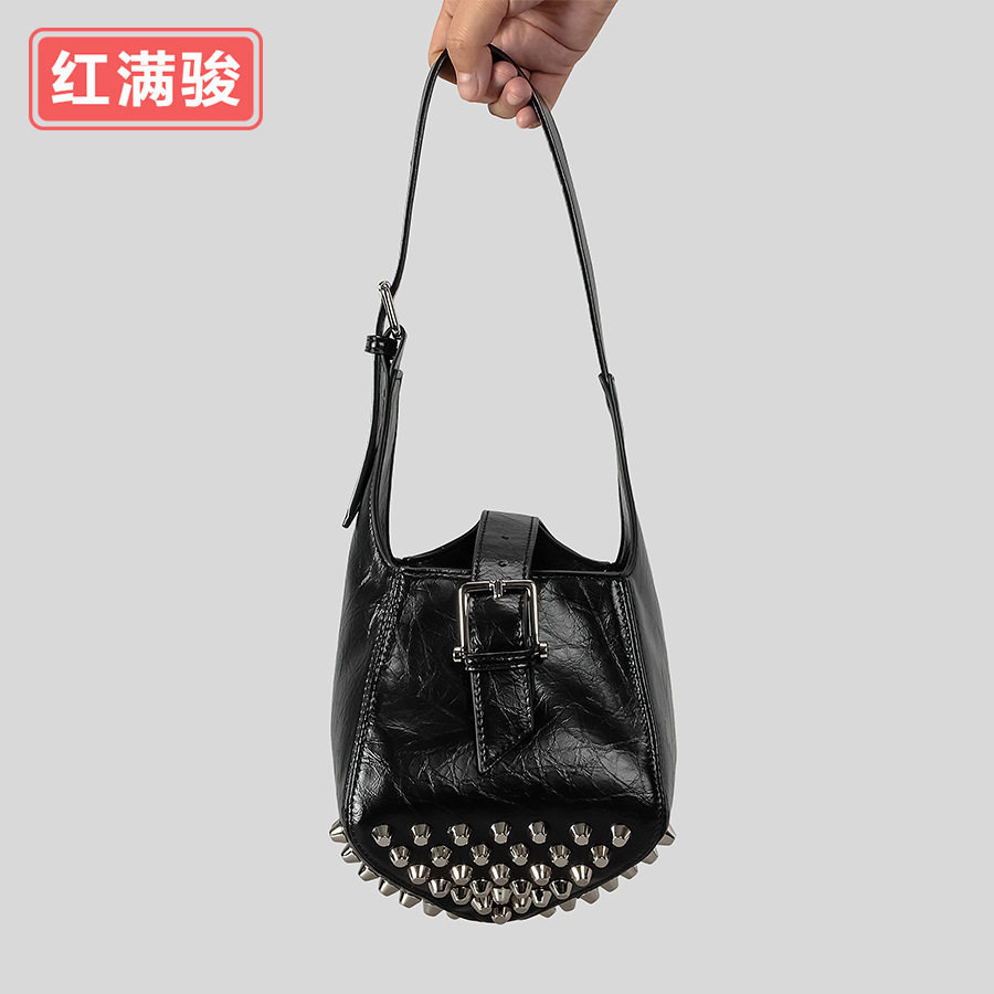 小众设计机车铆钉腋下水桶包百搭单肩斜挎包辣妹风手提包女工厂,箱包皮具/热销女包/男包,腋下包,淘宝优惠券,粉丝福利购,淘宝优惠卷