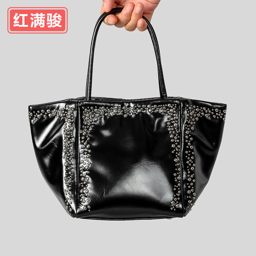 Y2K千禧辣妹风铆钉手提包褶皱时尚菜篮子水桶包女休闲亮皮单肩包