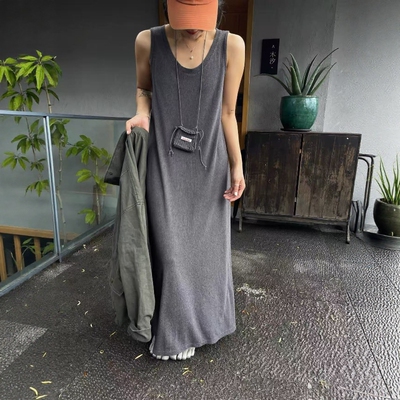 one seven法式纯色U领背心裙女2026早秋宽松无袖简约显瘦连衣裙潮