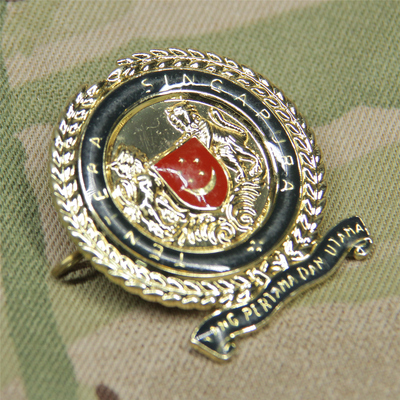 新加坡国防军SAF 现用金属铜镀金帽徽原品稀有东南亚外军徽章收藏