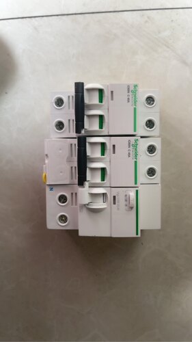 施耐德二手断路器，2p30个，2p漏电40个，过欠压3个国产