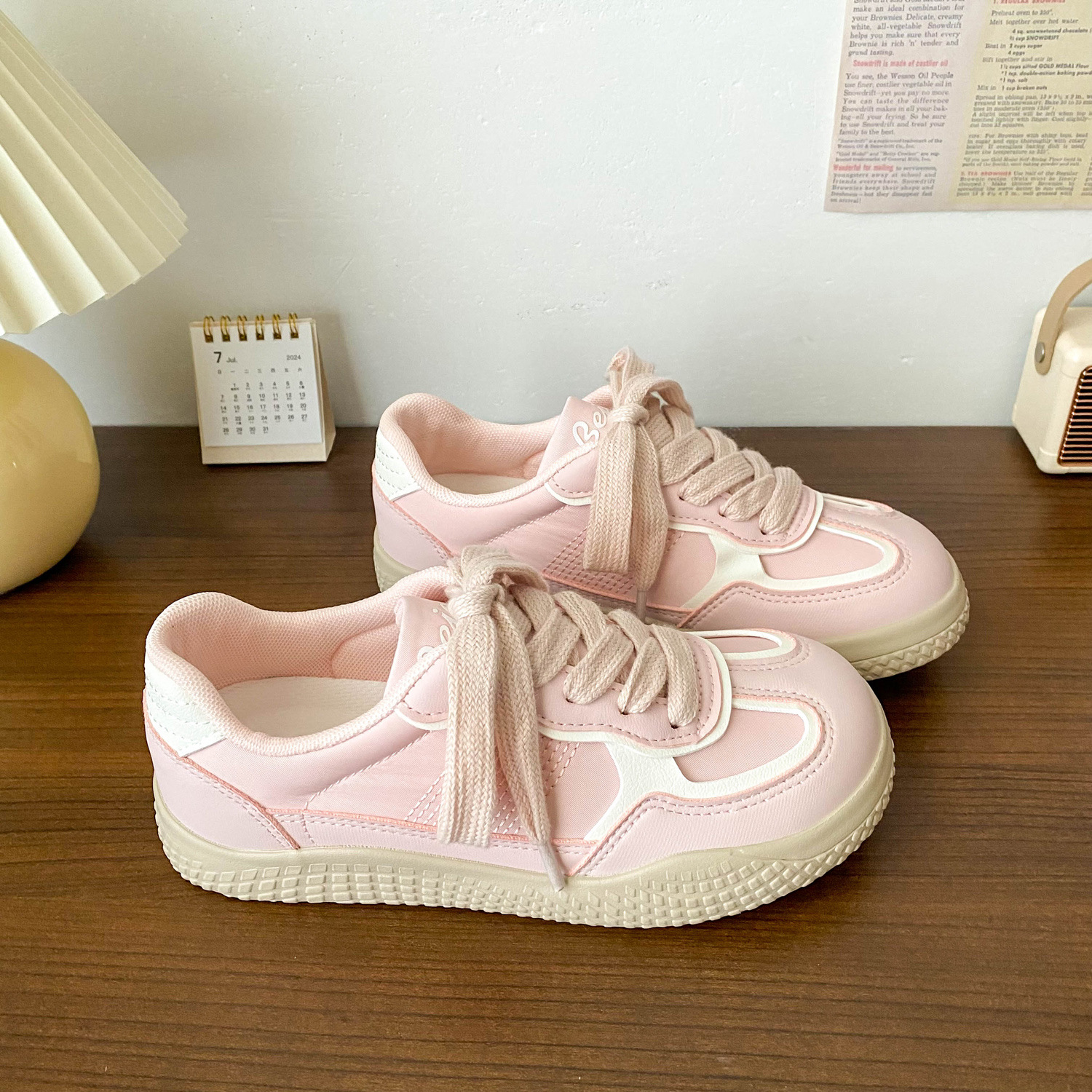 港风厚底小白鞋女新款2026爆款百搭大头板鞋chic小众平底德训鞋