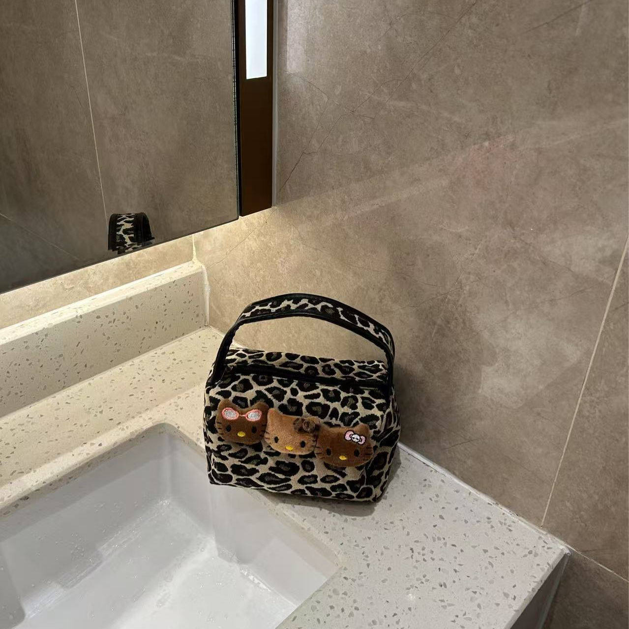 凯蒂猫豹纹手提化妆包