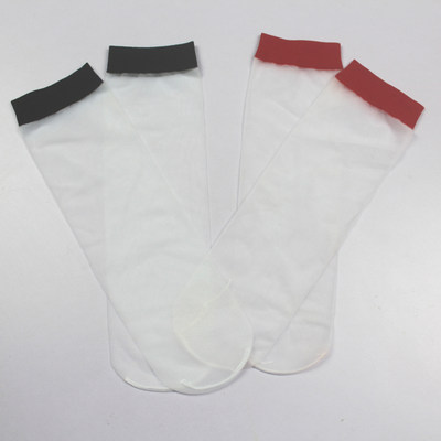 奶白色带黑红色袜边小短袜