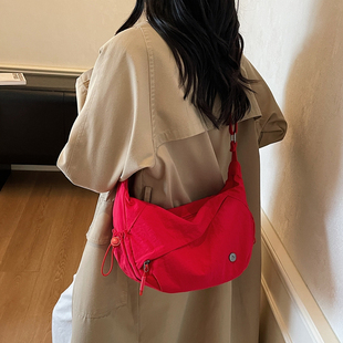 日常休闲斜挎饺子包女大容量百搭通勤单肩托特包简约女包 2026春季