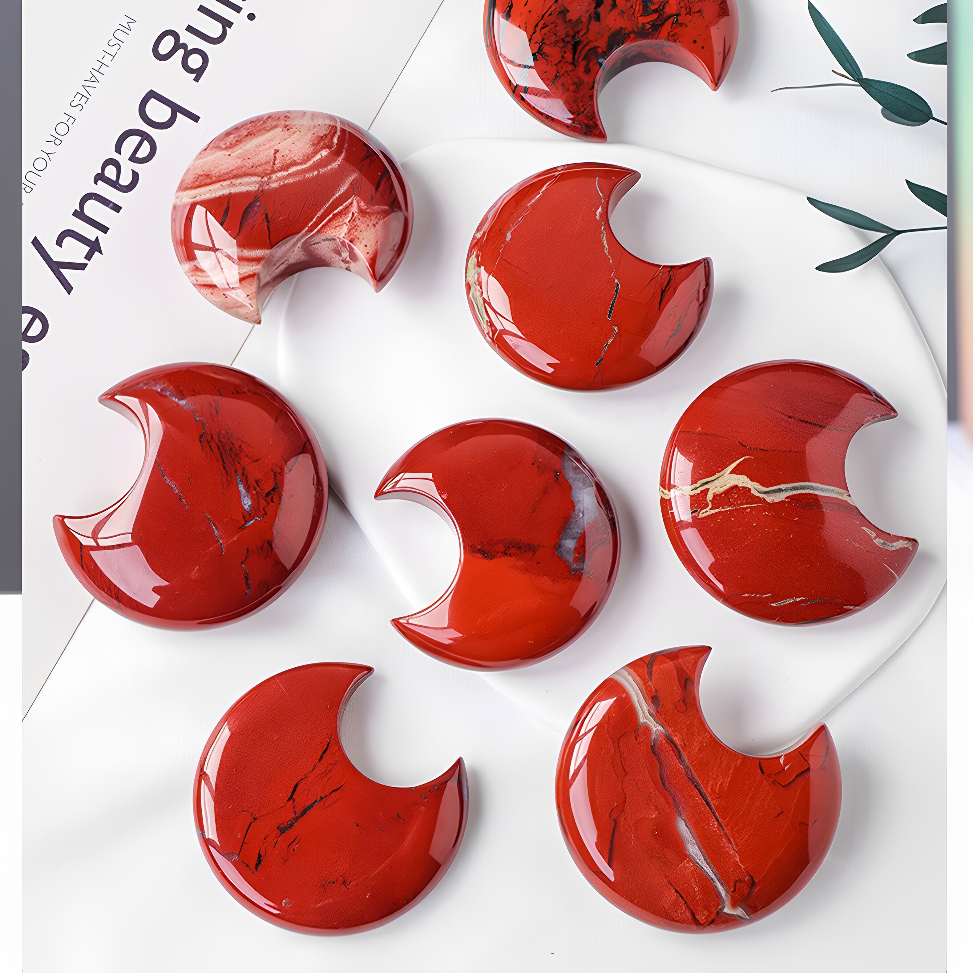 天然水晶红碧玉月亮雕刻件摆件水晶原石矿标打磨月牙家居装饰