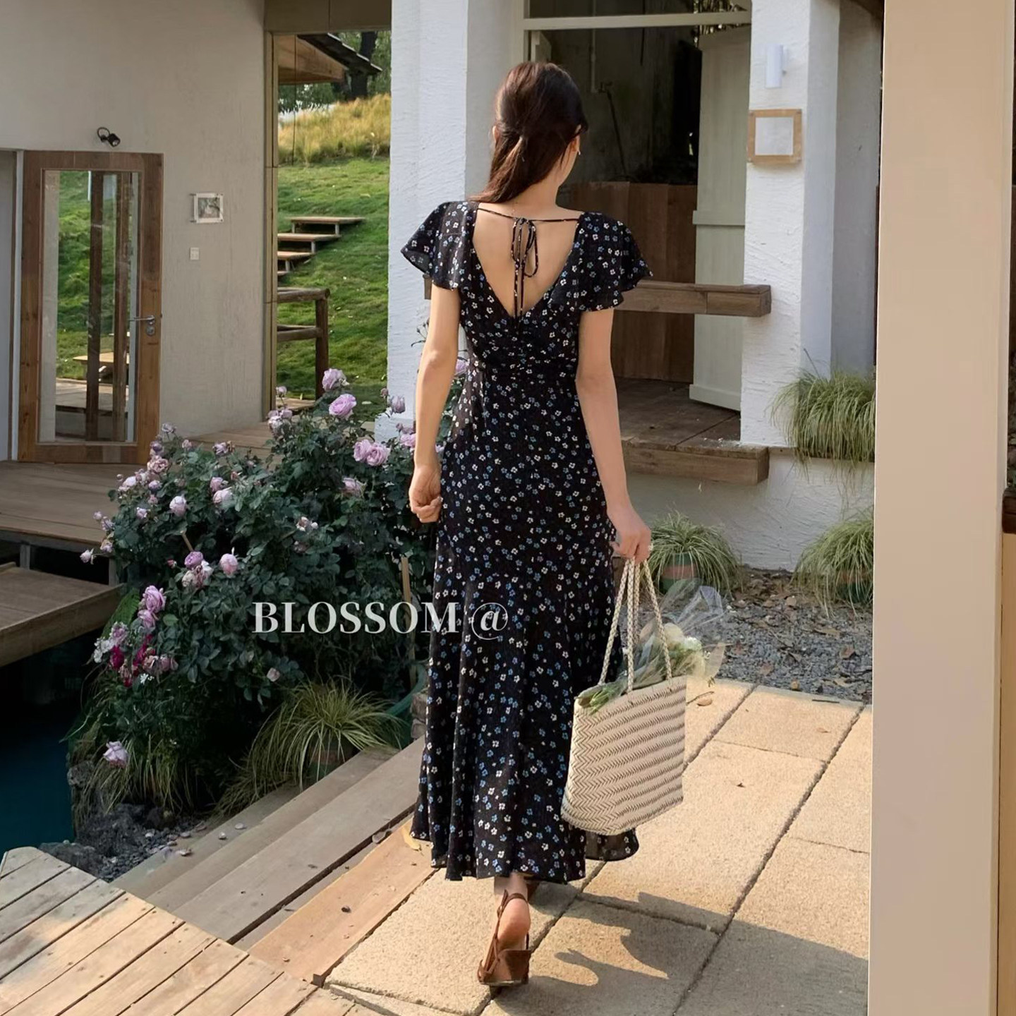 黑色碎花连衣裙女2026新款大摆裙露背法式V领开叉海边度假中长裙