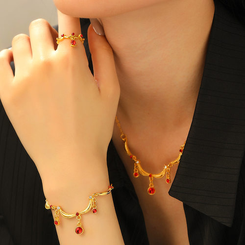 Jewelcrescentpendantsetneckla