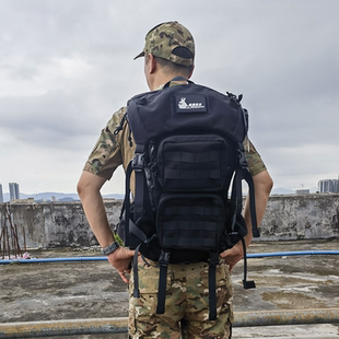 户外背包闪击运动登山包35L大容量徒步突击战术双肩包防水耐磨男