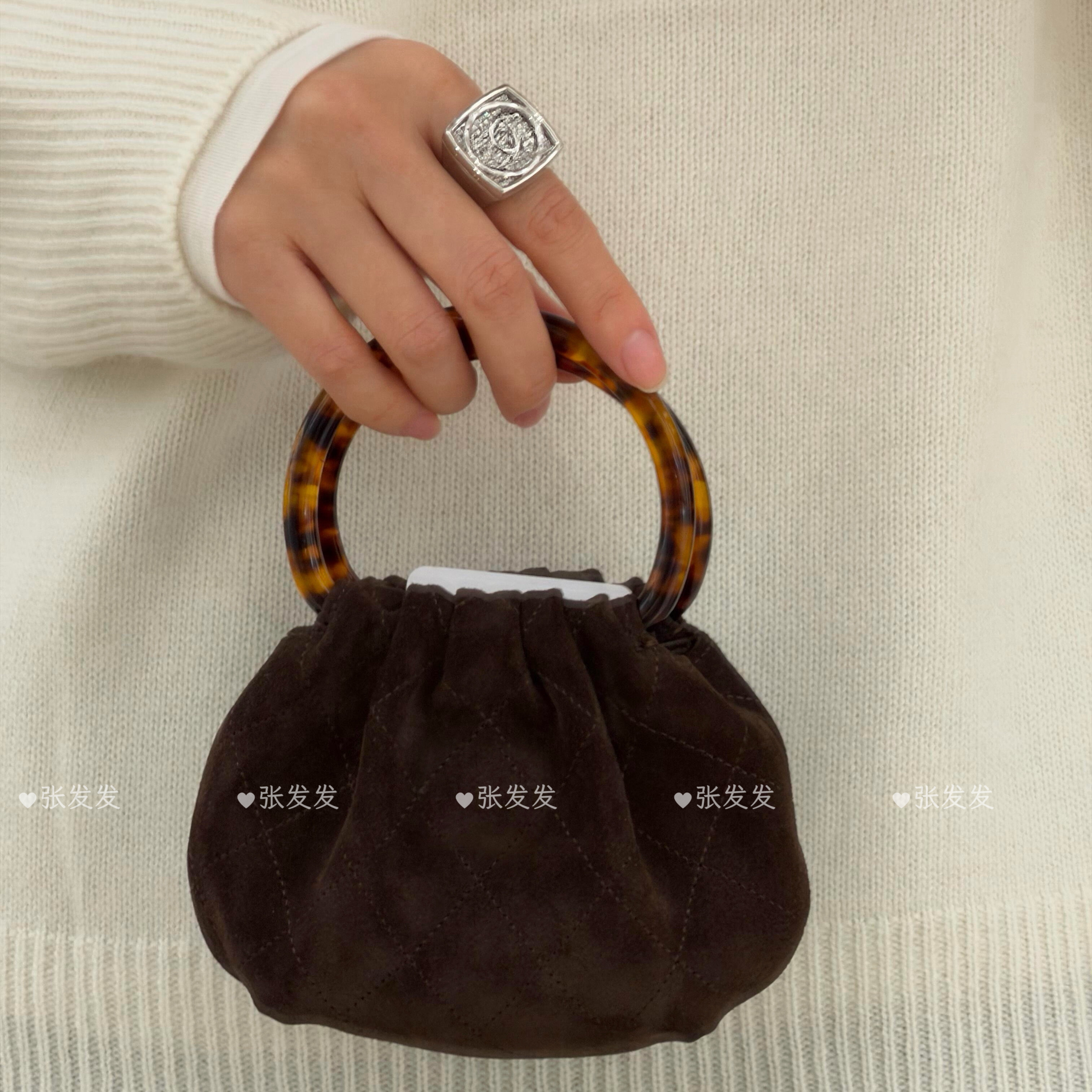 张发发 26c早春新款小福袋玳瑁色手柄麂皮绒饺子包水桶包手拎包