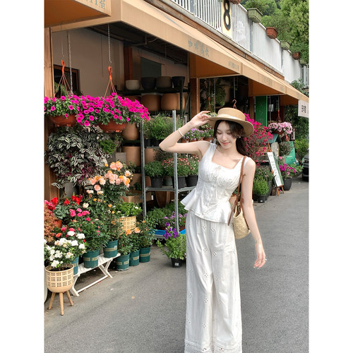 松弛感白色套装女刺绣方领吊带