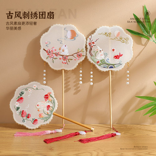 蕾丝珍珠点缀刺绣团扇