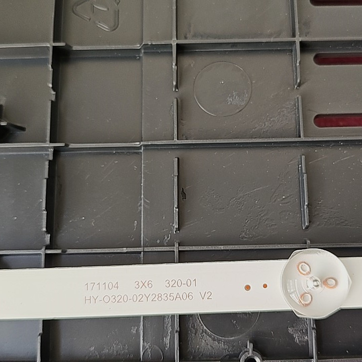 适用于杂牌32寸华凌3268灯条HY-O320-02Y2835A06 V2