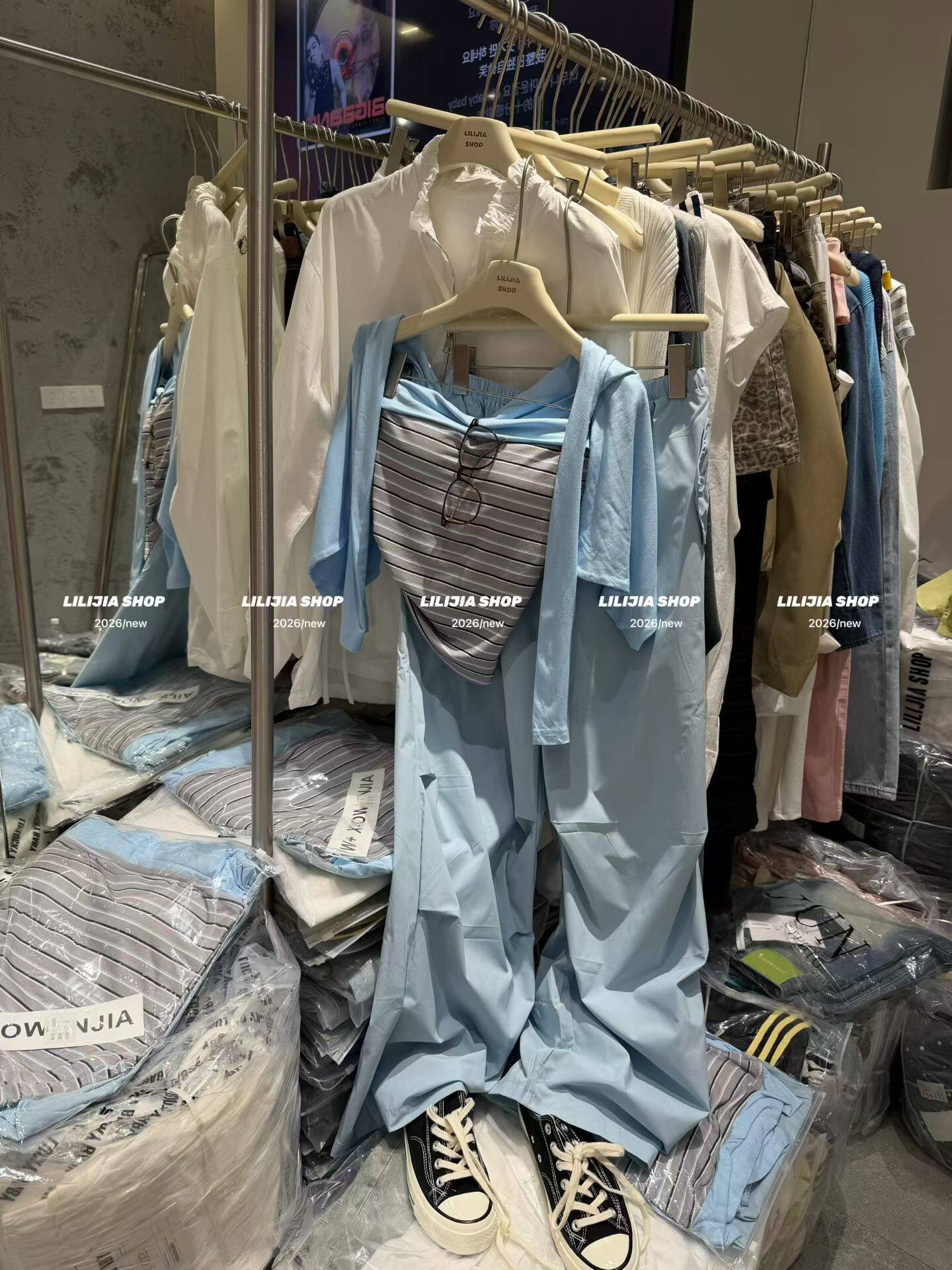 Miss家 韩版时尚显瘦条纹抹胸背心+蓝色披肩+宽松休闲长裤三件套