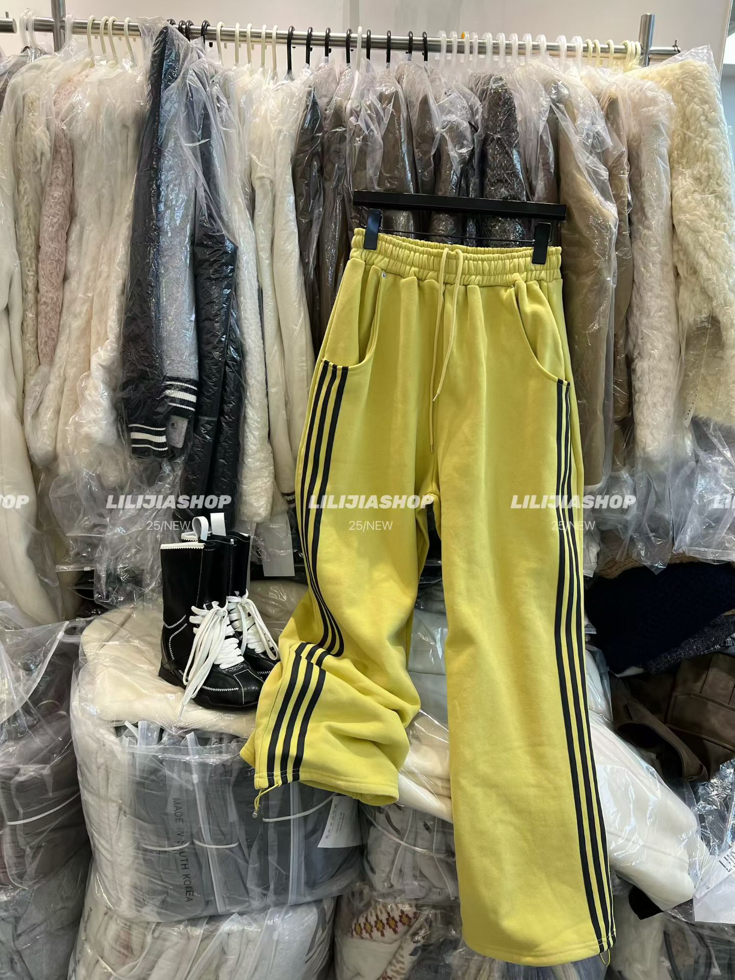 Miss家2025秋冬新款韩版时尚百搭宽松显瘦高腰三条杠加绒抽绳卫裤