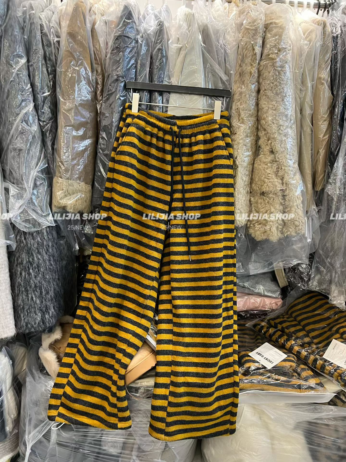 Miss家 2025秋冬新款韩版宽松显瘦百搭松紧腰抽绳条纹加绒休闲裤