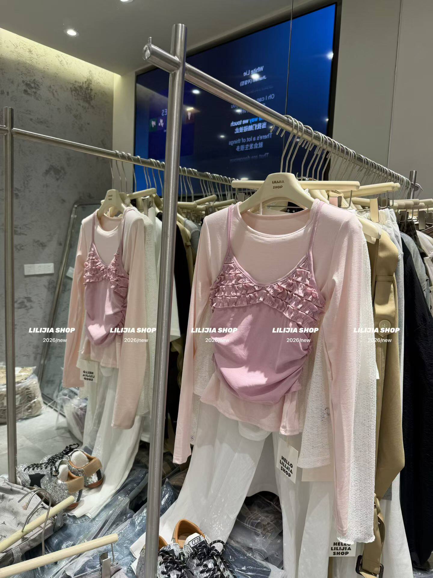 Miss家 2026新款韩版时尚百搭显瘦木耳边吊带背心+长袖T恤两件套