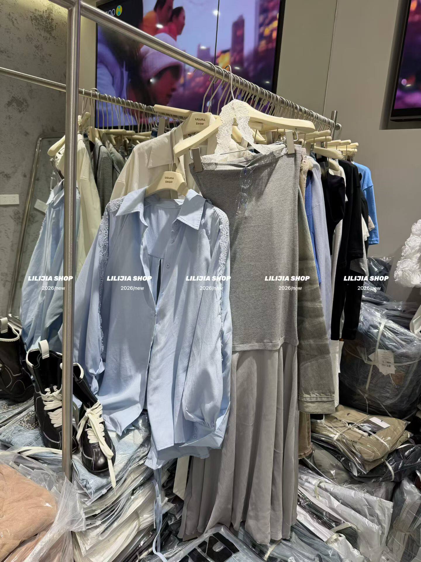 Miss家 2026新款韩版时尚百搭显瘦蕾丝拼接衬衫+抹胸连衣裙两件套