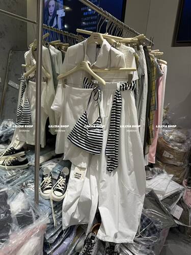 Miss家 2026春季新款韩版斜肩小T+弯刀裤配腰带条纹+吊带四件套装