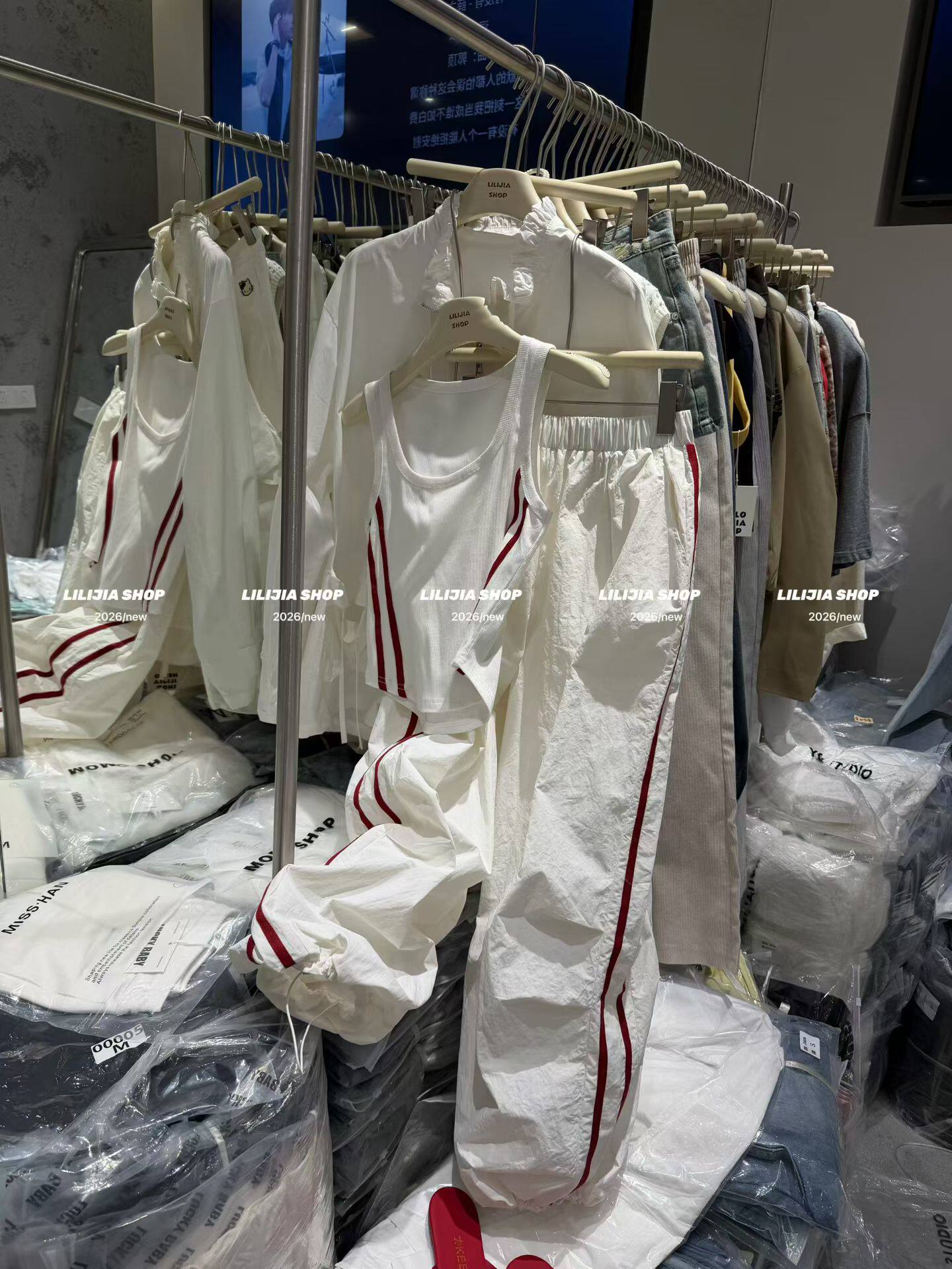 Miss家 2026夏季百搭修身显瘦圆领拼条背心上衣+薄款速干休闲套装